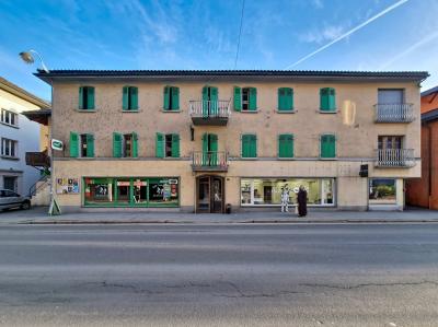 Saxon, lot de 2 immeubles de rendement, 11 appartements, 1 restaurant, 1 commerce, 9 pl. de parc - Immeuble de rendement à Saxon